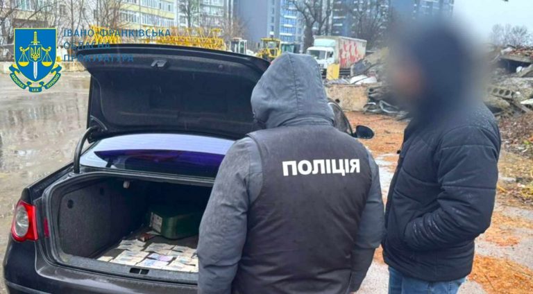 На Прикарпатті експосадовець облавтодору за хабарі давав у користування техніку підприємства (ФОТО) 12 На Прикарпатті експосадовець облавтодору за хабарі давав у користування техніку підприємства (ФОТО)