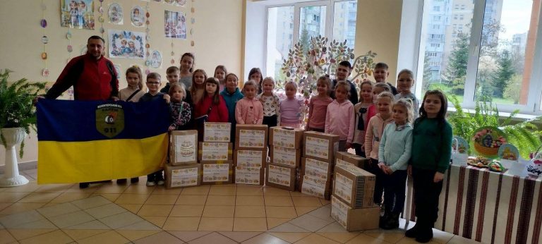 Калуській школярі зібрали гроші та продукти для захисників на фронті (ФОТО) 8 490067083 1081140457381323 6728898224664174739 n