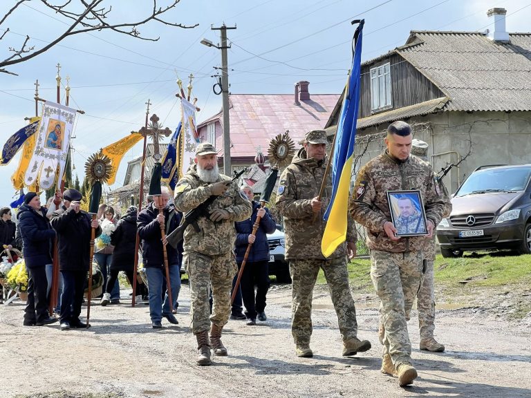 На Прикарпатті попрощалися із полеглим майором Володимиром Романчуком (ФОТО) 5 490327840 981882557483908 8941096116638485641 n