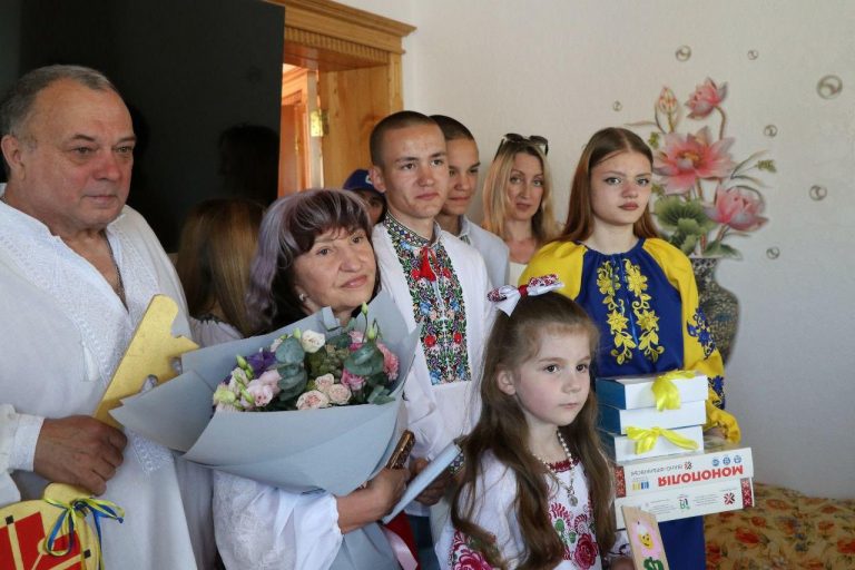 Виховують 10 дітей: у Франківську купили будинок прийомній родині з Дніпропетровщини 5 Виховують 10 дітей: у Франківську купили будинок прийомній родині з Дніпропетровщини