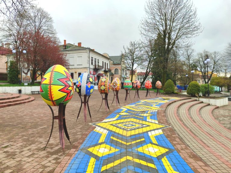 На площі Героїв у Калуші традиційно встановили велетенські писанки (ФОТО) 2 490571484 1081953307300038 1310875893842771883 n