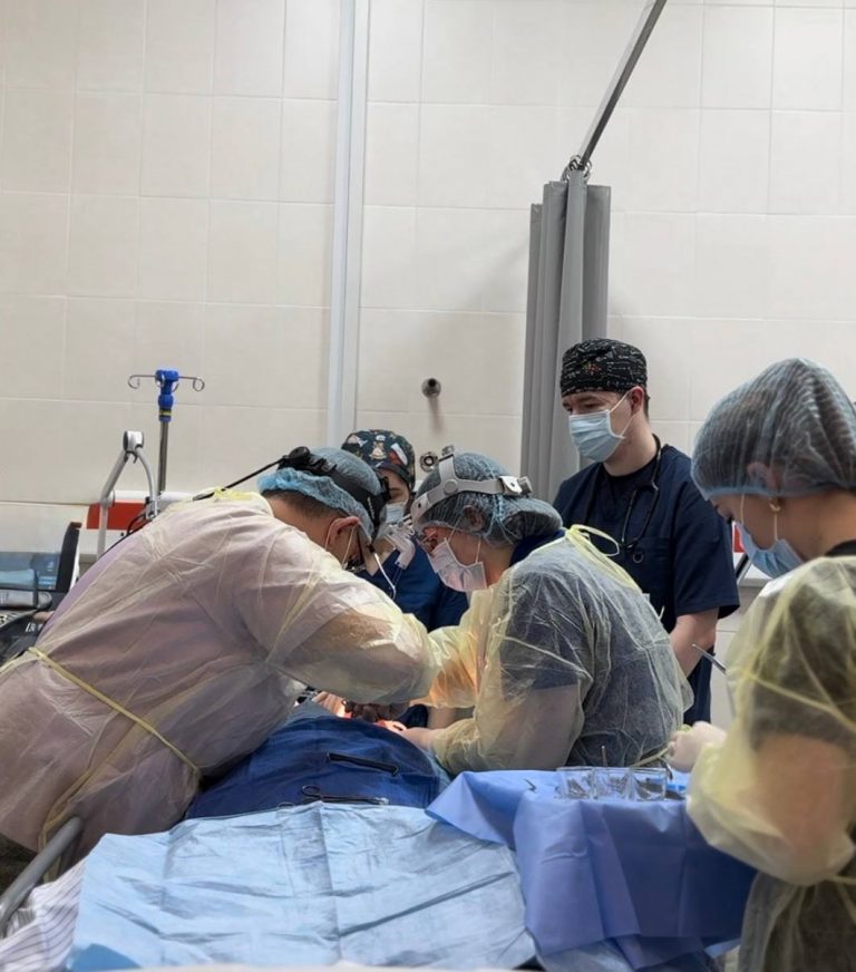 Франківські медики чотири тижні боролися за життя пацієнта у критичному стані (ФОТО) 10 491595136 1105967021549380 6582583302292060000 n