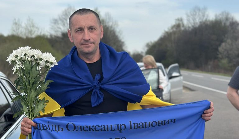 У Долині зустріли Олександра Медведя, який повернувся з російського полону (ФОТО) 11 491947567 1080854064061402 6512060666557661432 n 1 e1744898777187