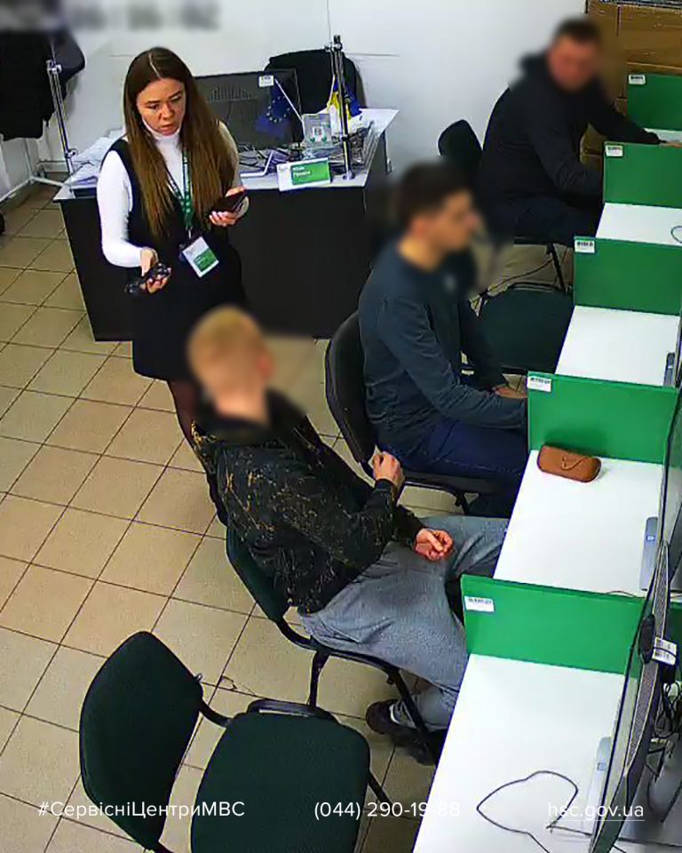 Наче Джеймс Бонд: на Львівщині чоловік хотів здати іспит з ПДР в окулярах з камерою