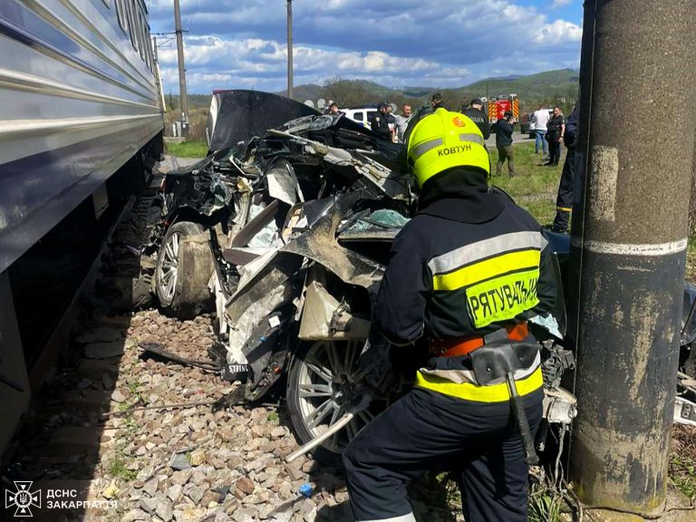 Пасажирський потяг Київ-Ужгород зіткнувся із легковиком (ФОТО) 3 492043283 1078887767598789 6001561032078541342 n