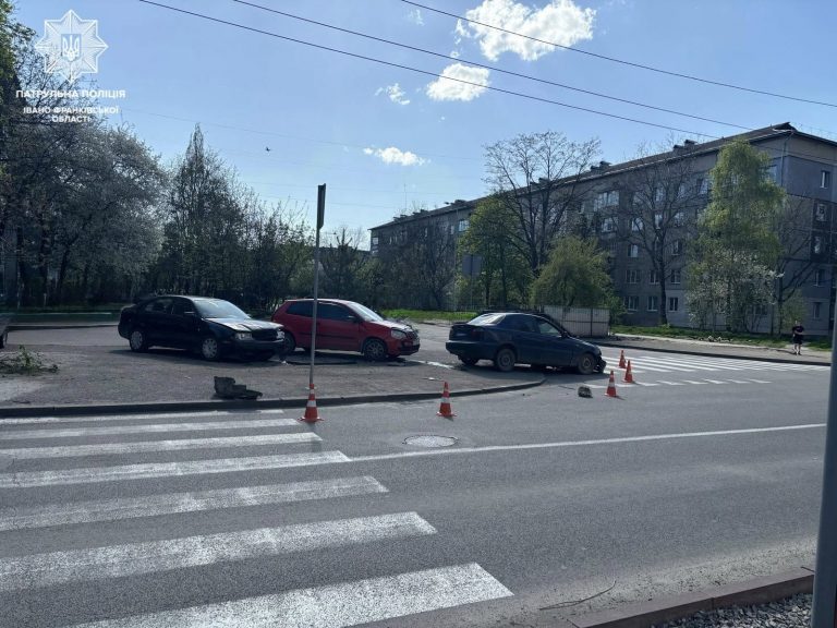 У Франківську "Daewoo Lanos" наїхав на припарковані автівки: водій був нетверезий (ФОТО) 8 492062947 1124184596415817 5063843832026543393 n