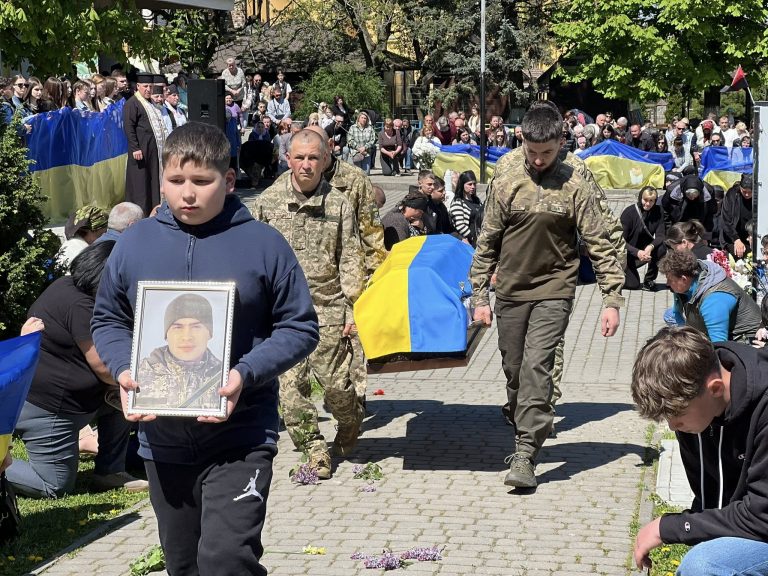Сьогодні на Прикарпатті попрощаються із 31-річним захисником Михайлом Піварчуком (ФОТО) 9 493411496 122125358714701970 3365235898073945639 n