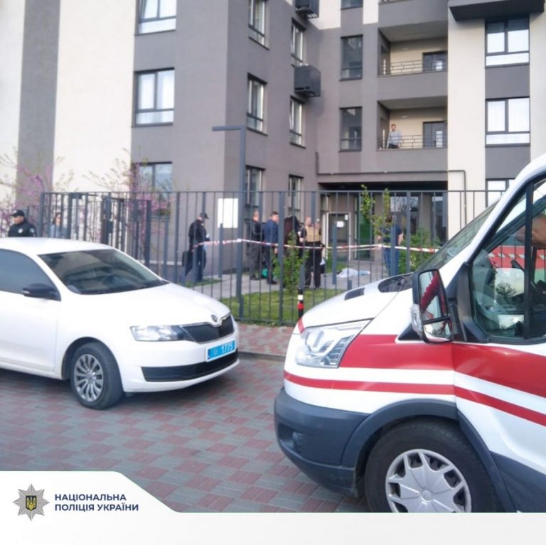 Випали з балкону сходової клітки: у Львові загинули двоє неповнолітніх (ФОТО) 7 Випали з балкону сходової клітки: у Львові загинули двоє неповнолітніх (ФОТО)