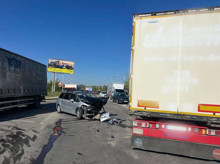 У Франківську зіткнулися автомобіль та вантажівка: постраждав водій 9 494813069 950715896970016 3915503310094871762 n