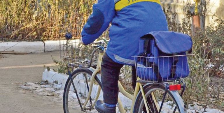 «Укрпошта» використовувала курячі ноги як захист від агресивних собак