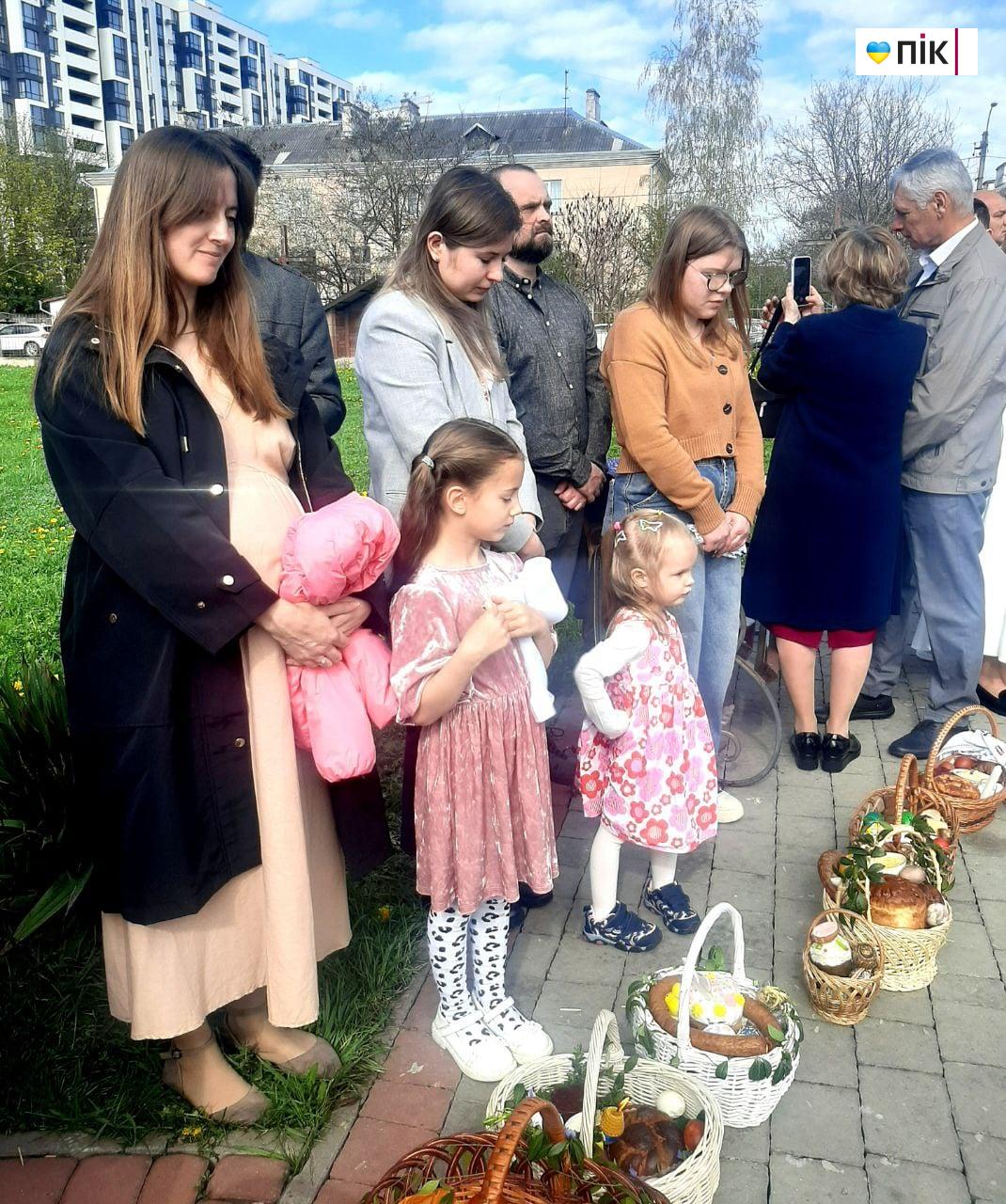 Люди Прикарпаття: Великодні торжества на парафії Христа Чоловіколюбця у Франківську 10 8d9bf416 9b2c 42c8 88f4 b09d0c5faa22