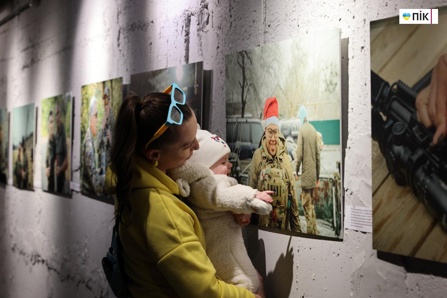 У Франківську відкрили фотовиставку присвячену добровольцям (ФОТО) 16 G71A8652 resize