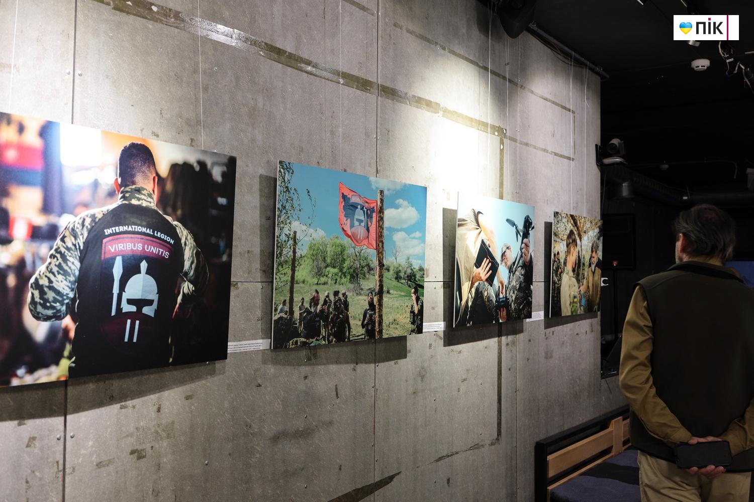 У Франківську відкрили фотовиставку присвячену добровольцям (ФОТО) 11 G71A9045 resize