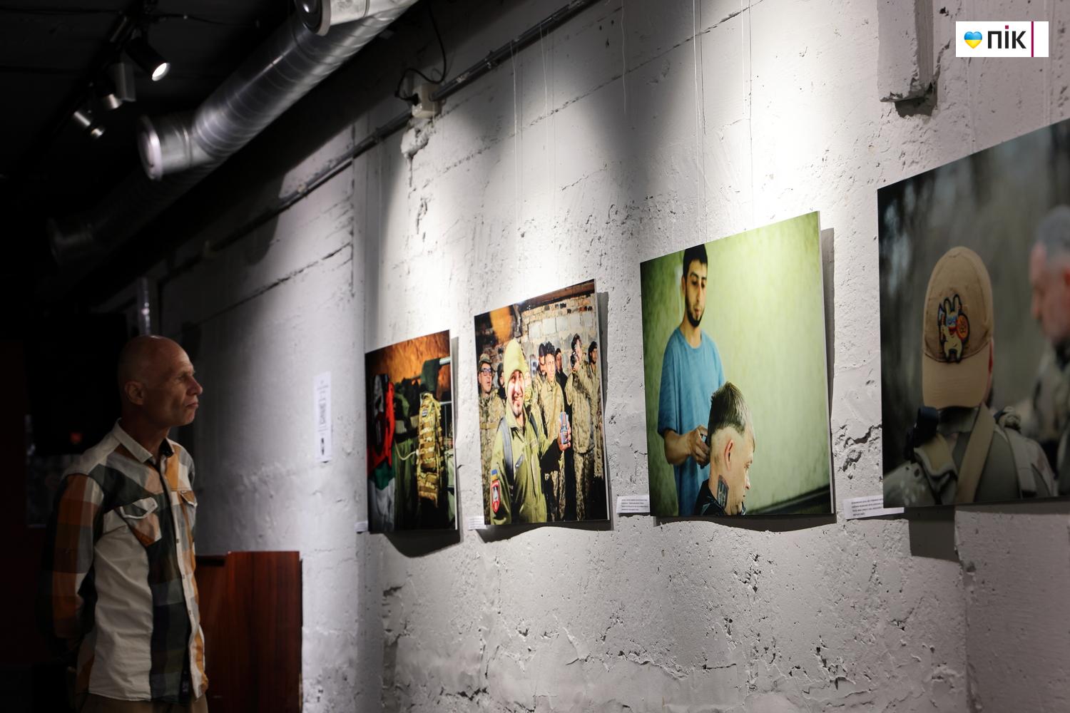 У Франківську відкрили фотовиставку присвячену добровольцям (ФОТО) 8 G71A9138 resize