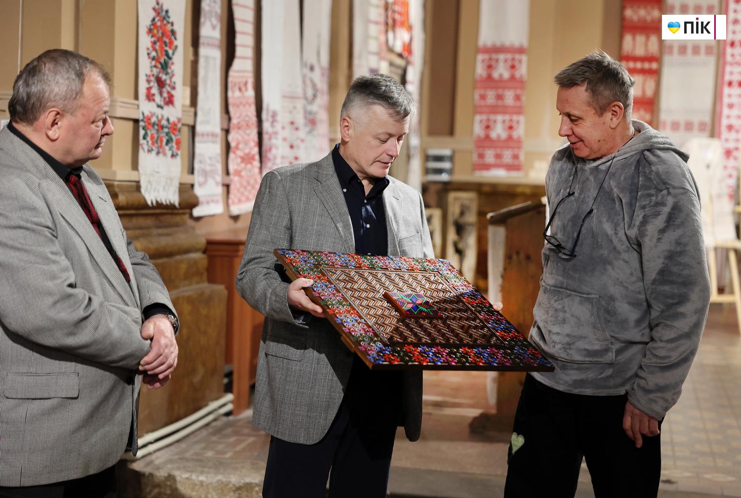 "Своєрідне": у Франківську відкрилася виставка Володимира Сандюка (ФОТО) 17 IMG 3522 resize