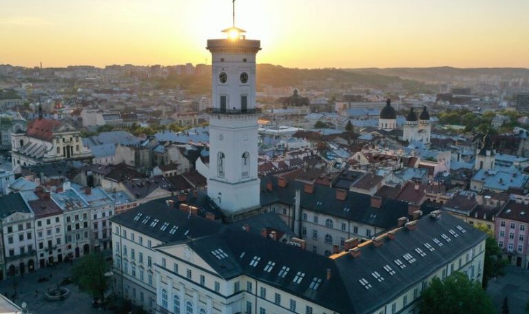 Найвища в Україні: у Львові дозволили підніматися на Ратушу в будні дні 12 Найбільша в Україні: у Львові дозволили підніматися на Ратушу в будні дні