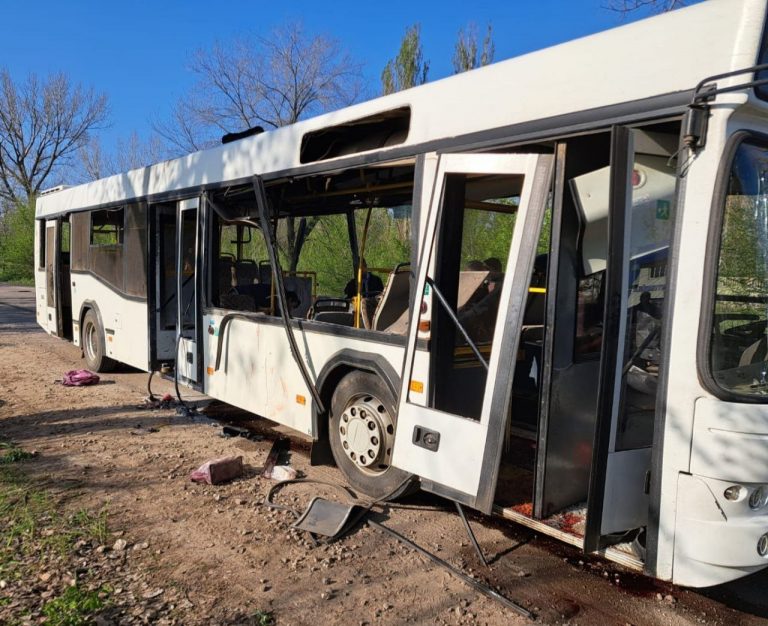 росіяни вдарили по автобусу у Марганці: загинули дев'ятеро людей, багато поранених (ФОТО) 5 photo 2025 04 23 08 30 24