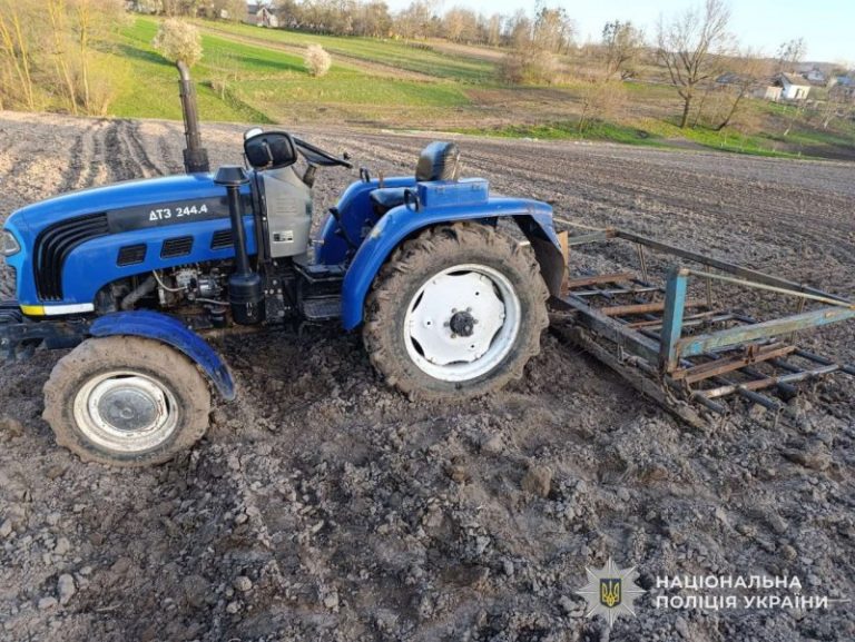 На Львіщині трирічний хлопчик потрапив під колесо трактора (ФОТО) 6 v5 db3ba016c2cf36df84f59cce2b228725 resized 5ab330a62b8b245bbe8d2227dcec9ab7923ea7df