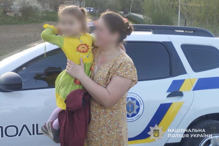Трирічна дівчинка з Тернопільщини сама пройшла 10 кілометрів лісовими дорогами (ФОТО) 5 v8 2f3f922d4ac7b8d7be183145effe756c resized 8bcb28026efdb1c0988f079142e8d13cd5b5d30f 1