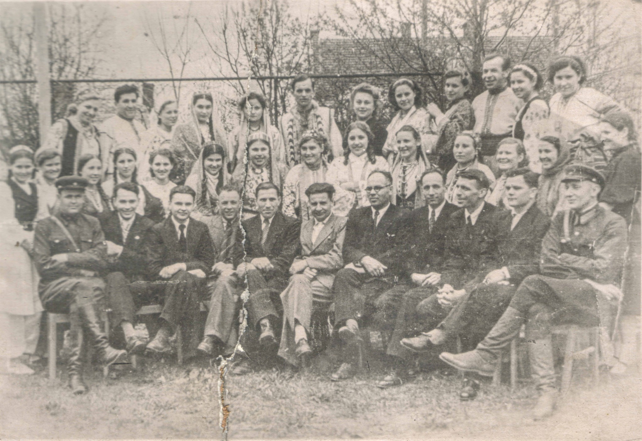 ПНУ – 85! Як усе починалося у далеких 1940-х (ФОТОАРХІВ) 2 1941 р. Учасники художньої самодіяльності учительського інституту з викладачами.