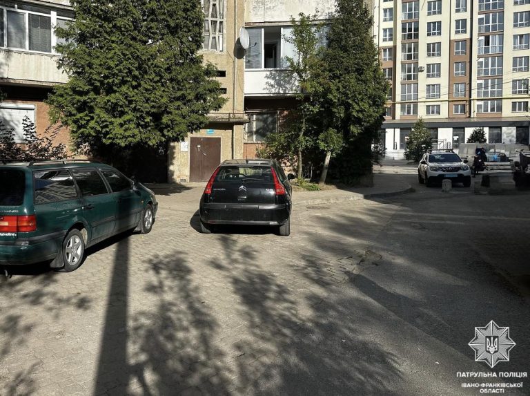 У Франківську водій врізався у припаркований автомобіль (ФОТО) 3 494468325 1131457722355171 2855192828885954254 n