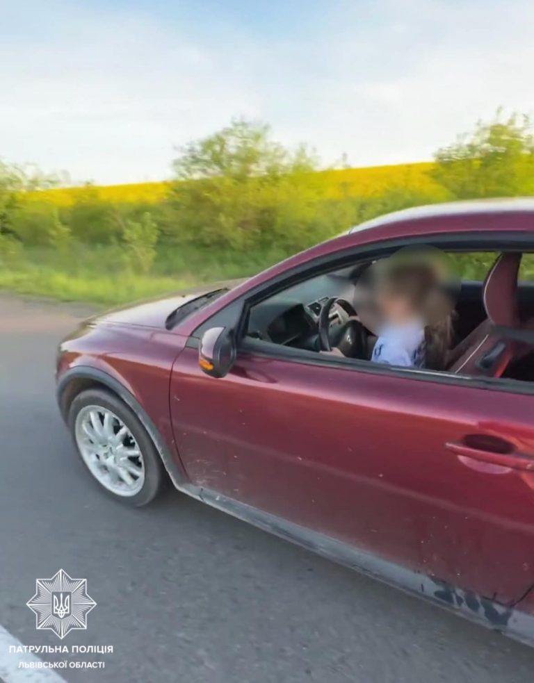 На Львівщині тато посадив за кермо дитину та завів машину (ВІДЕО) 11 На Львівщині тато посадив за кермо дитину та завів машину (ВІДЕО)