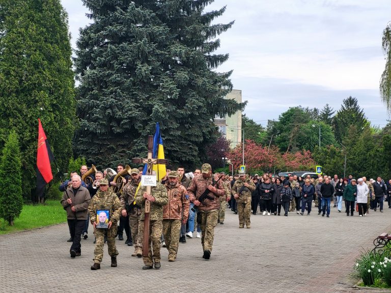 У Бурштині та Калуші попрощалися із полеглими захисниками (ФОТО) 2 У Бурштині та Калуші попрощалися із полеглими захисниками (ФОТО)