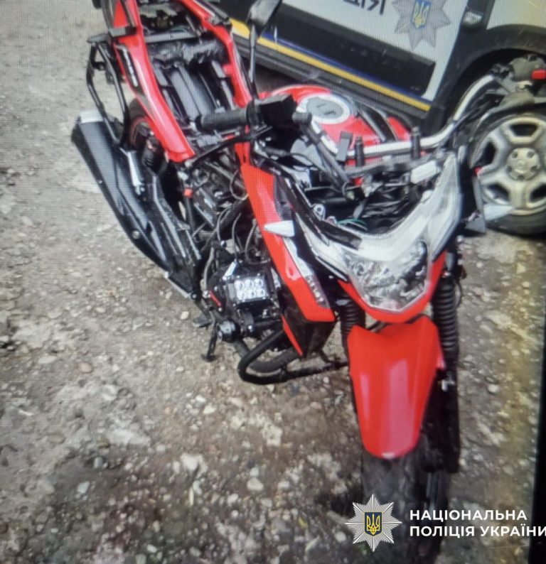 У Бурштинській громаді неповнолітній мотоцикліст заїхав на бордюр та впав (ФОТО)
