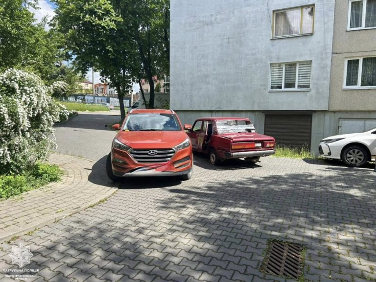 У Франківську нетверезий водій ВАЗ скоїв ДТП (ФОТО) 2 496054642 1141096411391302 4721054036544419782 n