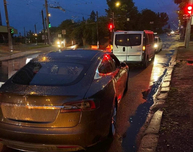 У Франківську п’яний водій на "Теслі" вчинив ДТП (ФОТОФАКТ) 8 498189701 1142368287930781 8327114924827978436 n 1