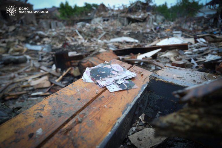 На Хмельниччині внаслідок обстрілу РФ четверо людей загинули, ще п'ять поранені (ФОТО) 6 На Хмельниччині внаслідок обстрілу РФ четверо людей загинули, ще п'ять поранені (ФОТО)