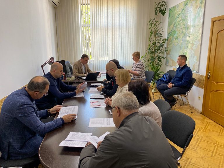 У Франківську замінюють вікна у під'їздах, де живуть військові та ветерани війни