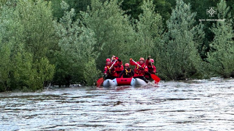 На річці Прут чоловік опинився у водяному полоні (ФОТО, ВІДЕО) 10 499382382 1001278675494829 6242930819088995735 n