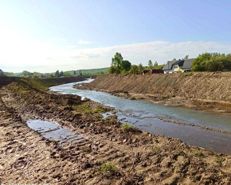 У Нижньому Вербіжі на Коломийщині будують водозахисні дамби (ФОТО) 12 У Нижньому Вербіжі на Коломийщині будують водозахисні дамби (ФОТО)