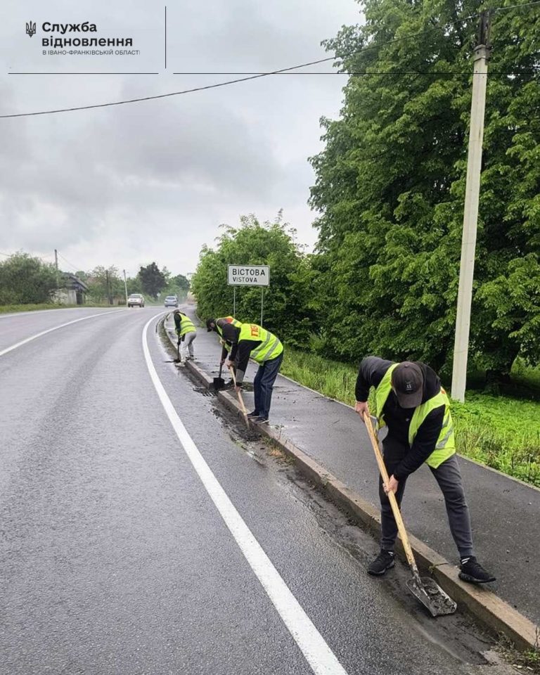 Ремонтують ями та оновлюють розмітку: які роботи проводять на дорогах Прикарпаття 3 500046863 1001408755485748 2366735429186330761 n