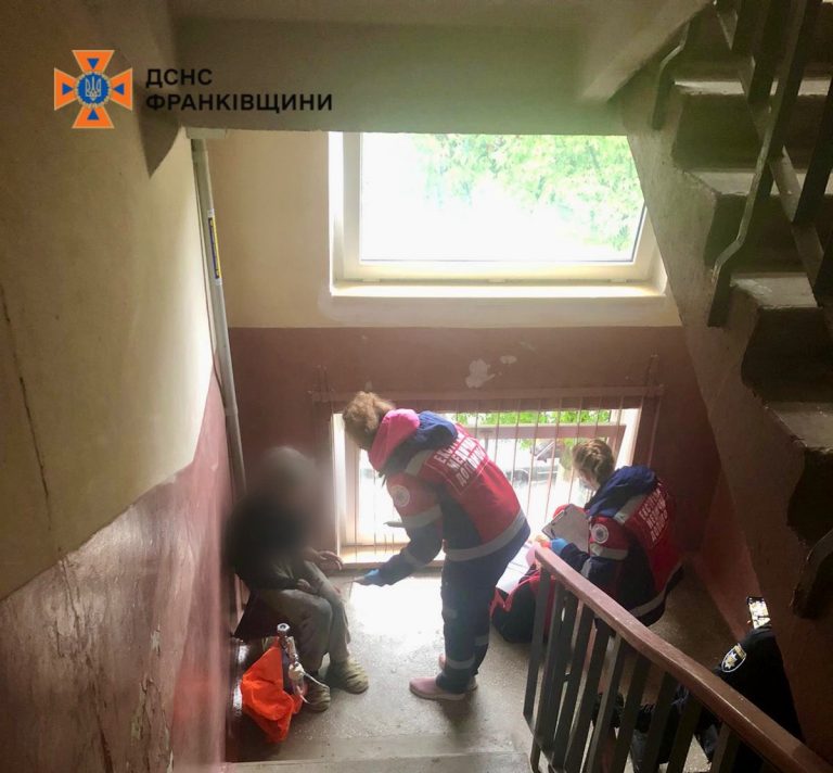 У Франківську під час пожежі врятували жінку (ФОТО) 7 500069136 1003731535249543 6422655024335094402 n e1748021787970