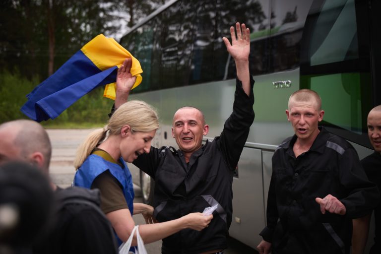 Погоджено обмін полоненими 1000 на 1000 та режим тиші на три дні, - Зеленський 13 Третій день обміну полонених: ще 303 українські воїни повернулися додому (ФОТО)