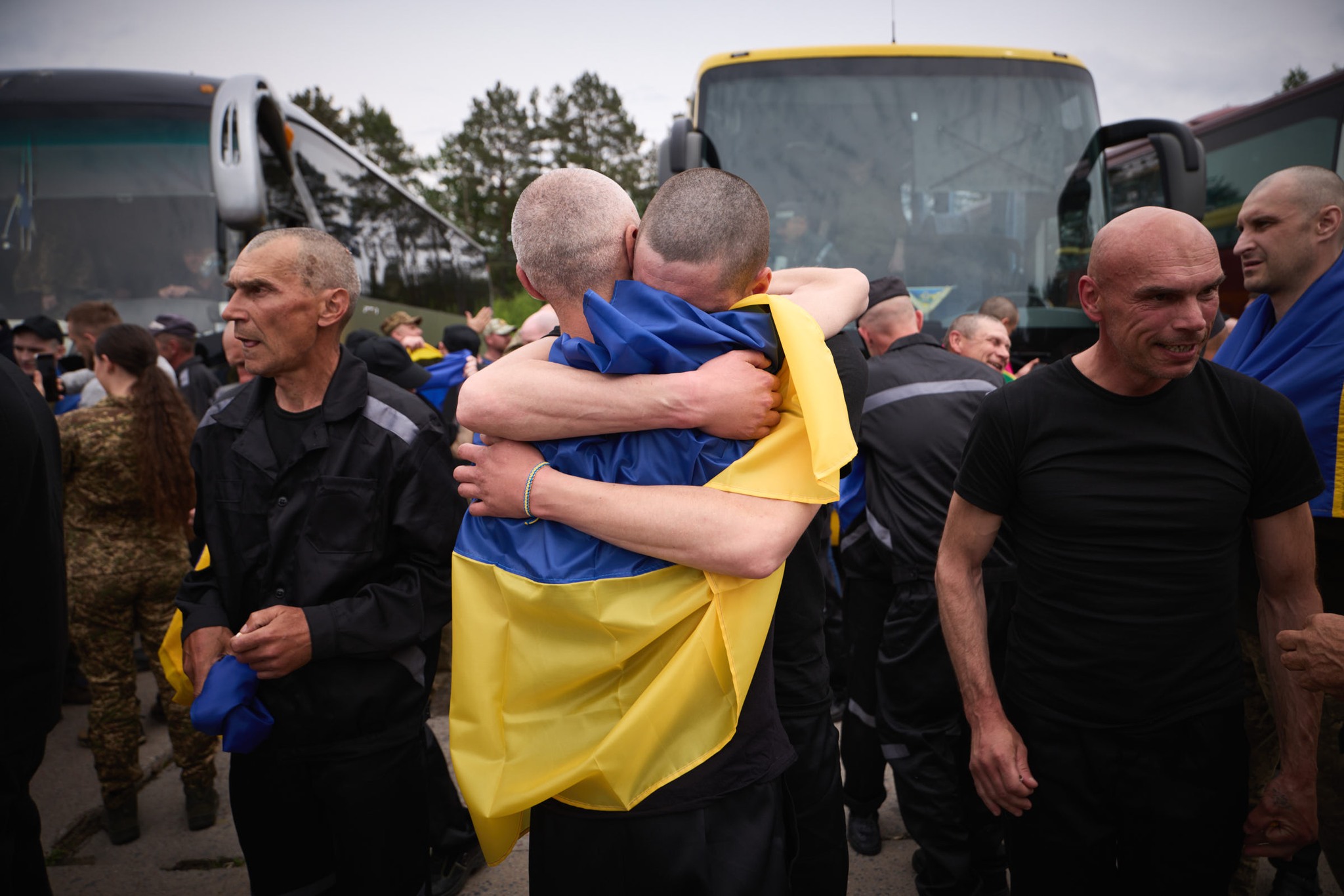 Третій день обміну полонених: ще 303 українські воїни повернулися додому (ФОТО) 2 500088614 3897551523828528 3870737635180651780 n