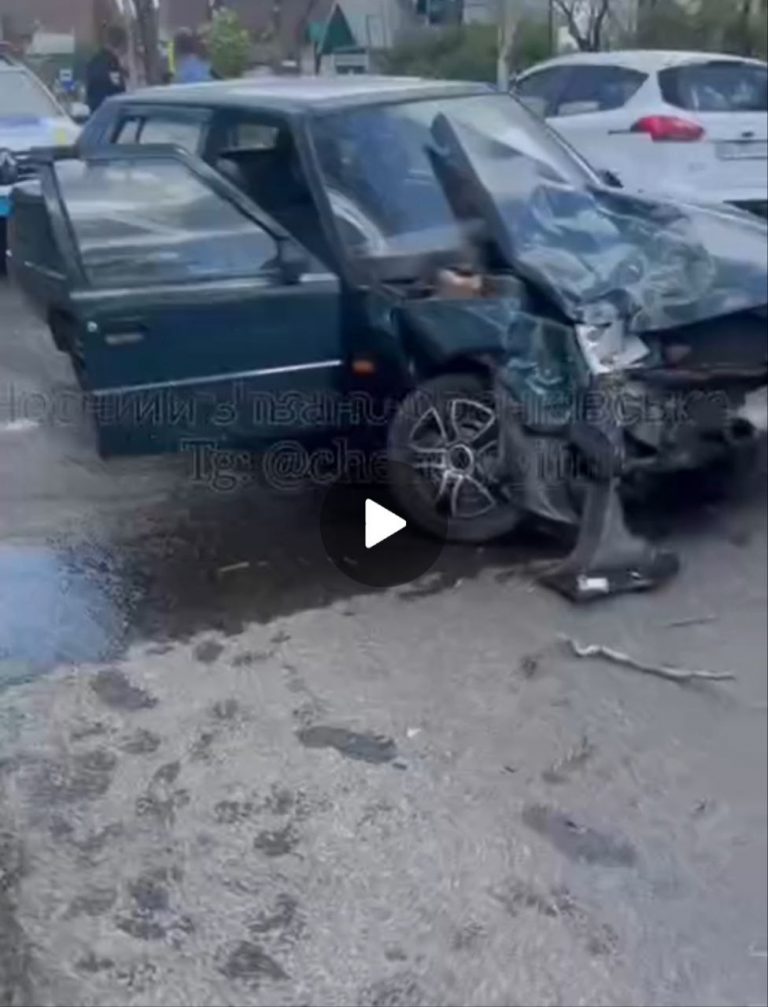 У Делятині водій "Славути" зіткнувся з мотоциклістом: що відомо (ФОТО) 10 У Делятині водій "Славути" зіткнувся з мотоциклістом: що відомо (ФОТО)