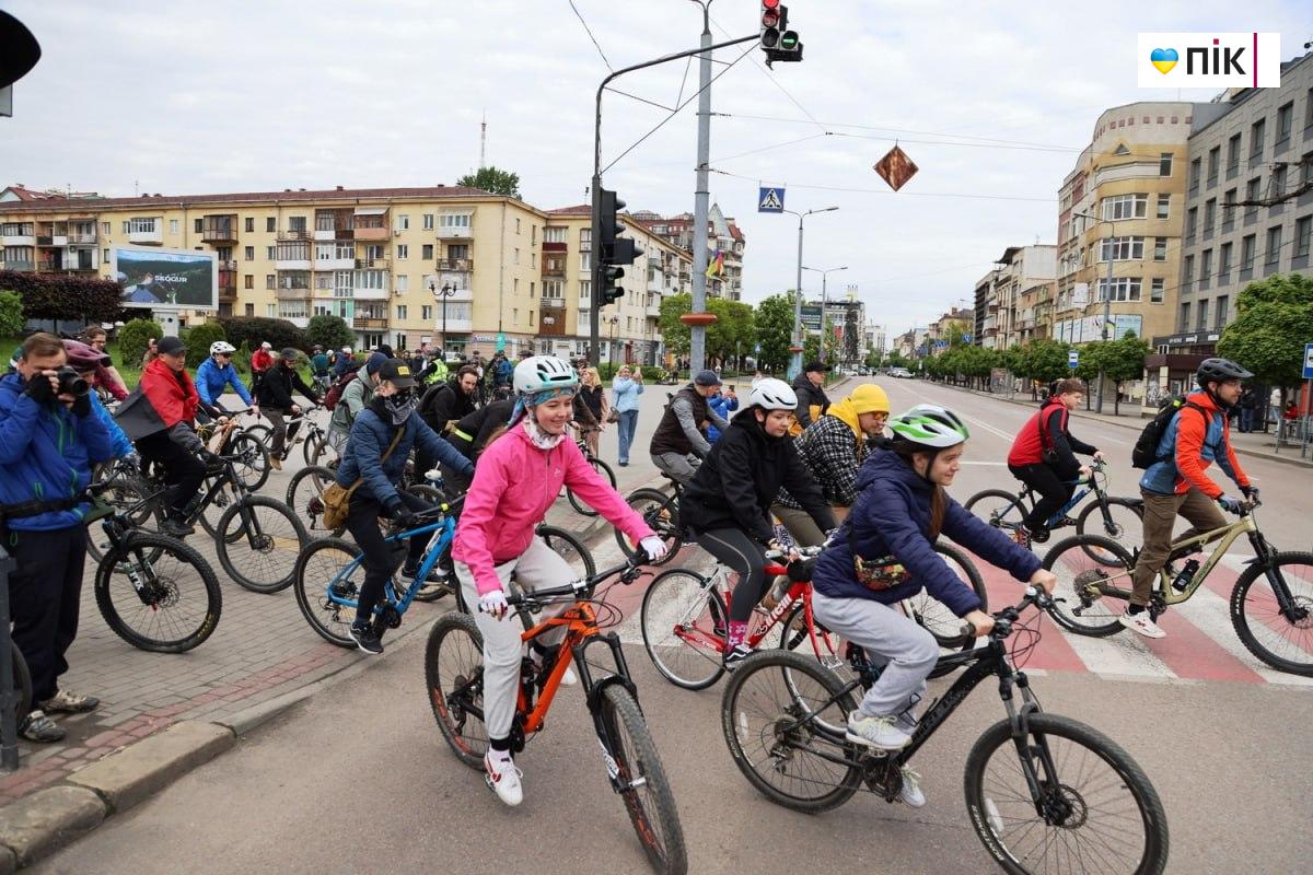 У Франківську провели велопробіг на підтримку ЗСУ (ФОТО) 5 5260534510771107343