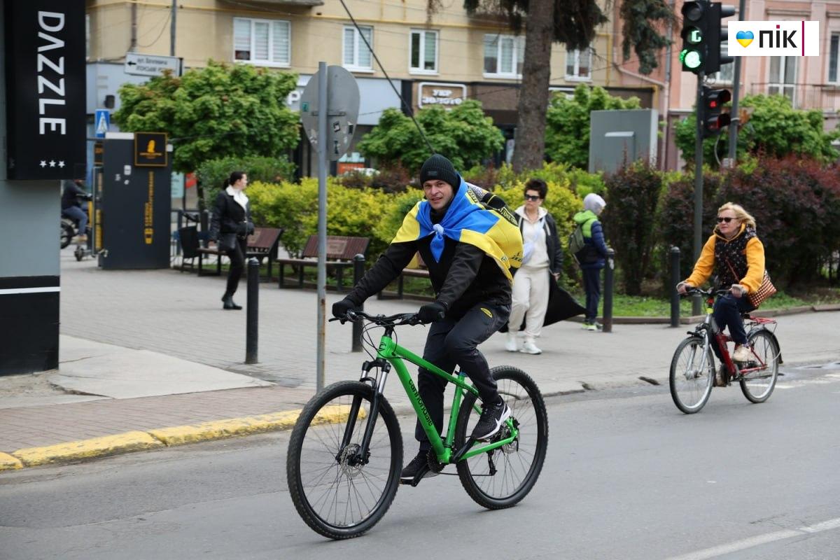 У Франківську провели велопробіг на підтримку ЗСУ (ФОТО) 6 5260534510771107352