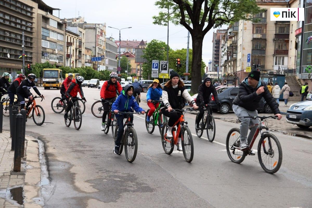 У Франківську провели велопробіг на підтримку ЗСУ (ФОТО) 12 5260534510771107357