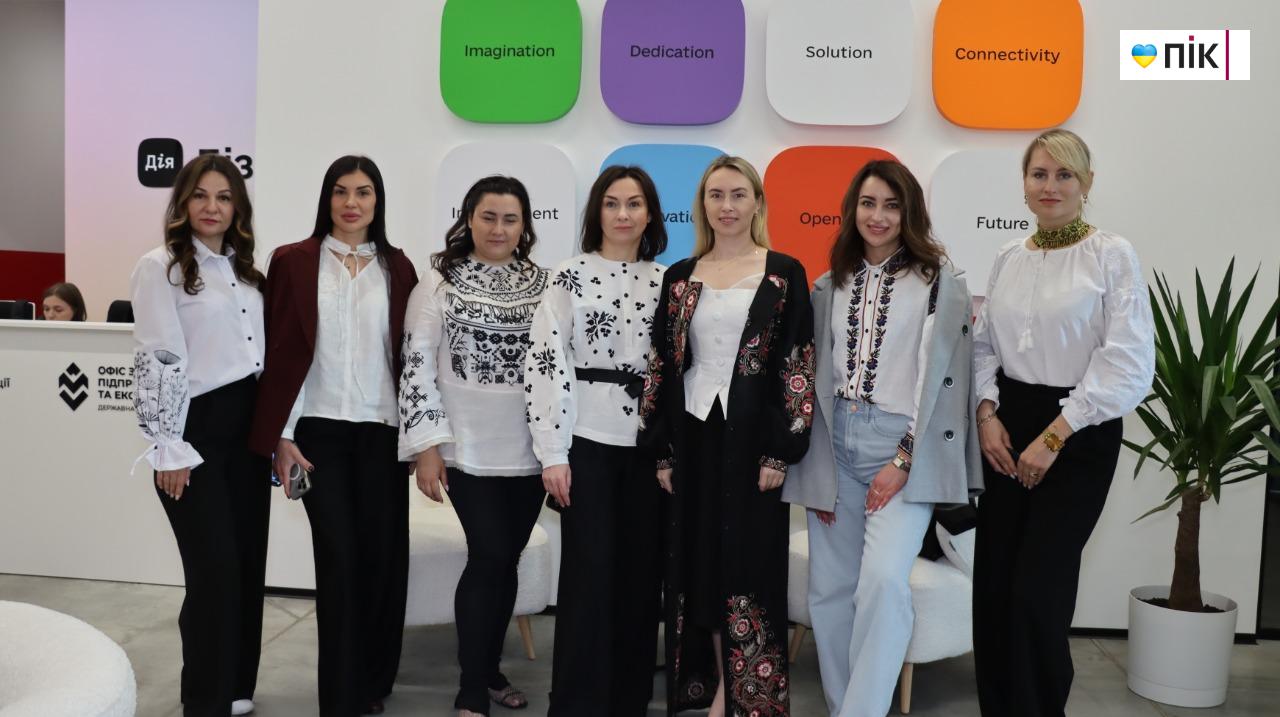 У центрі – дитина: у Франківську відбувся форум «Жінки-лідерки за права дітей: реформа, що змінює життя» (ФОТО) 19 5276129038806676622