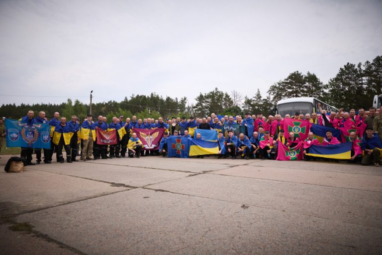 Додому з російського полону повернулися п'ятеро військових з Прикарпаття 11 Додому з російського полону повернулися п'ятеро військових з Прикарпаття