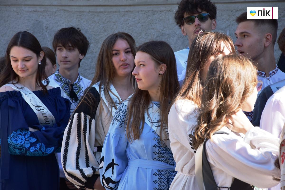 Вишиванки, квіти та вальс: в школах Івано-Франківська пролунав "останній дзвоник" (ФОТО) 4 DSC 0249