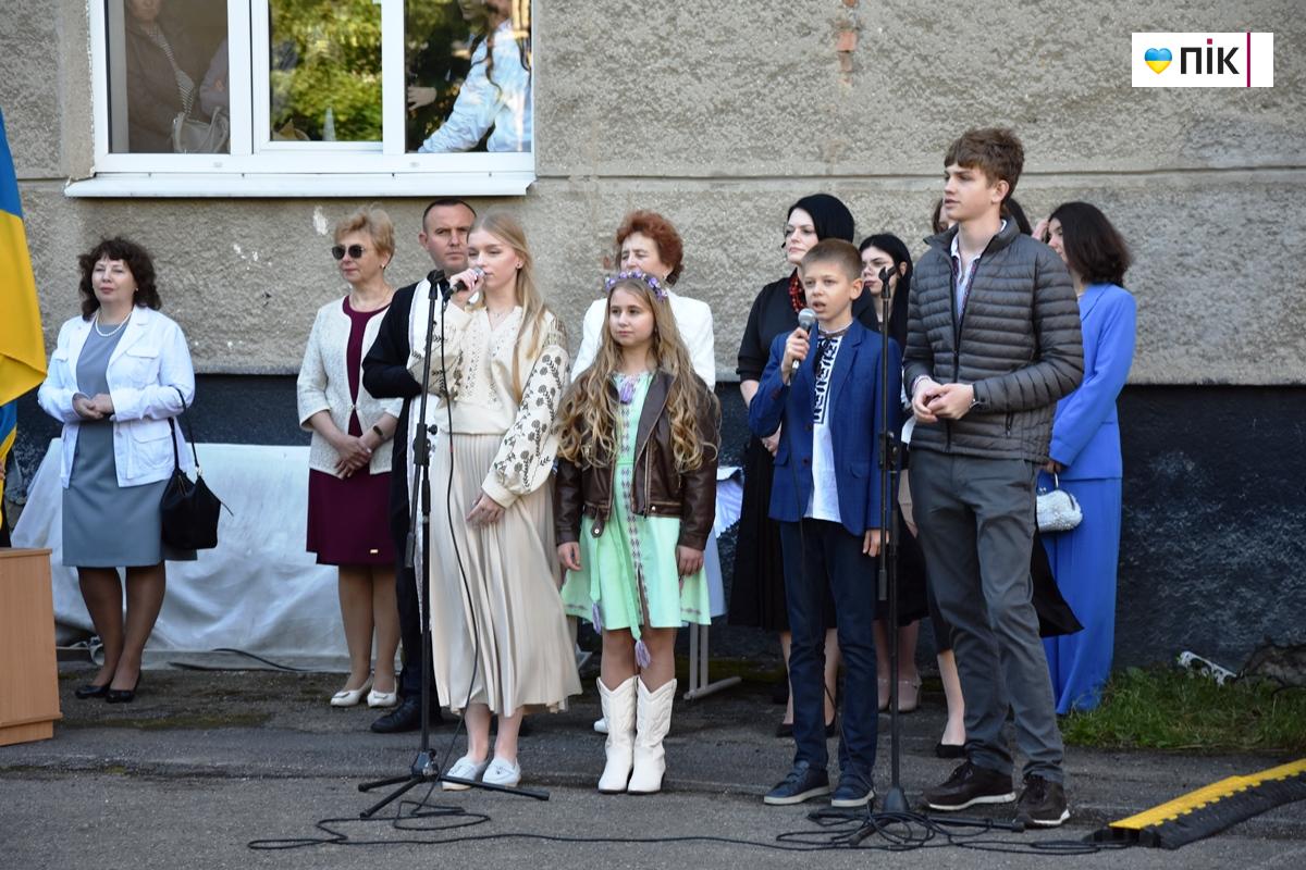 Вишиванки, квіти та вальс: в школах Івано-Франківська пролунав "останній дзвоник" (ФОТО) 5 DSC 0266