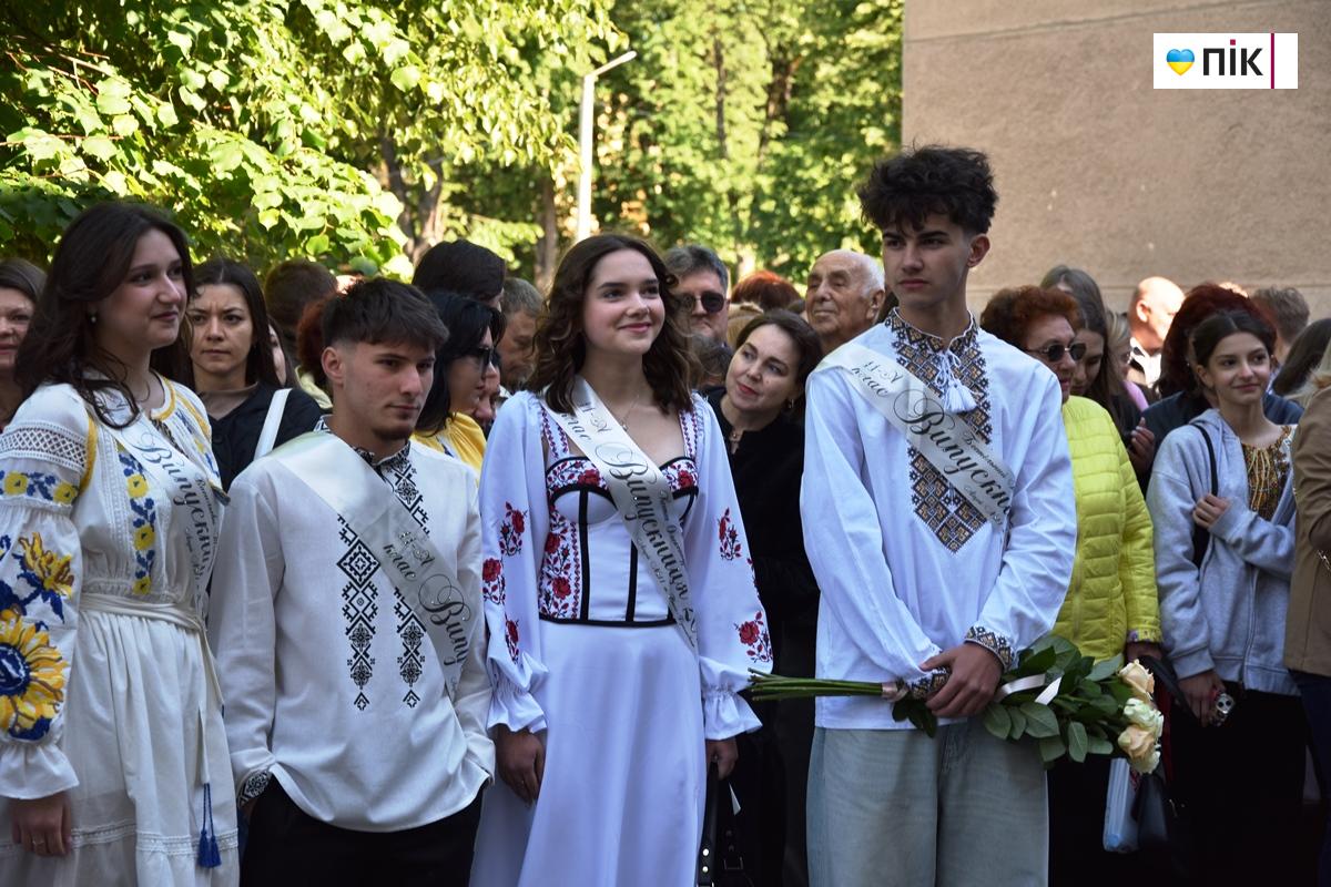 Вишиванки, квіти та вальс: в школах Івано-Франківська пролунав "останній дзвоник" (ФОТО) 7 DSC 0314