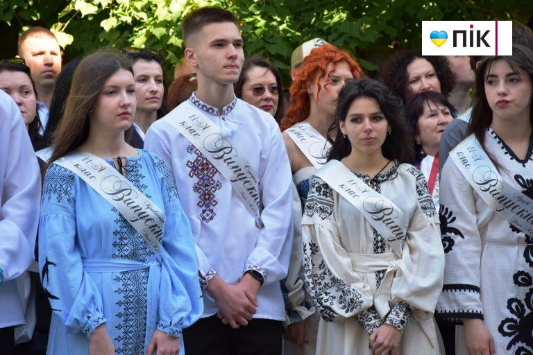Вишиванки, квіти та вальс: в школах Івано-Франківська пролунав "останній дзвоник" (ФОТО) 4 DSC 0364