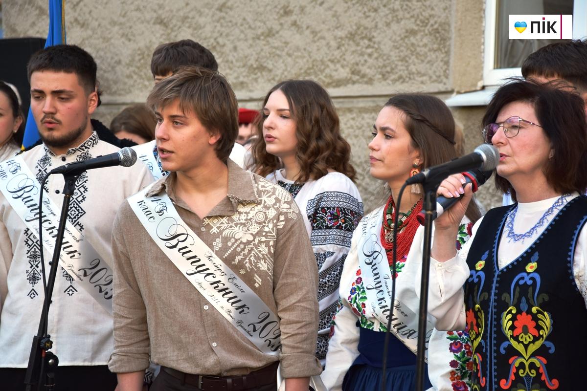 Вишиванки, квіти та вальс: в школах Івано-Франківська пролунав "останній дзвоник" (ФОТО) 9 DSC 0370