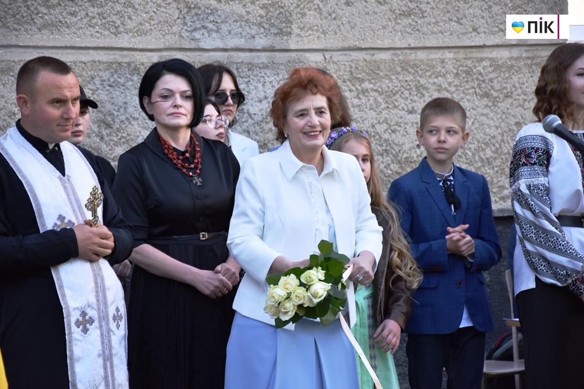 Вишиванки, квіти та вальс: в школах Івано-Франківська пролунав "останній дзвоник" (ФОТО) 13 DSC 0414